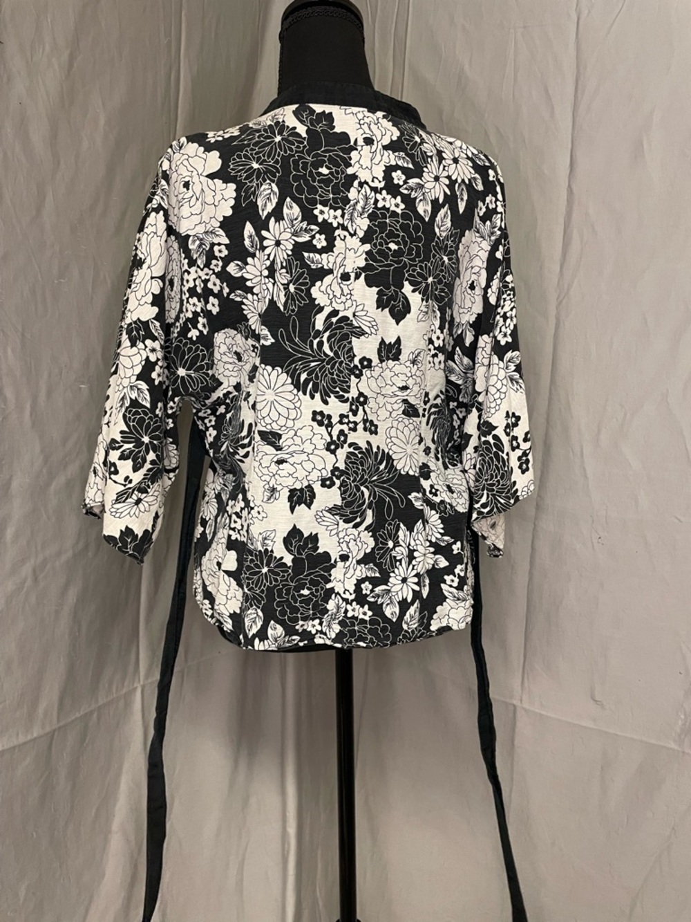 Vintage Y2K Silk Saint Tropez West Black & White Floral Kimono Style Tunic - Picture 5 of 14